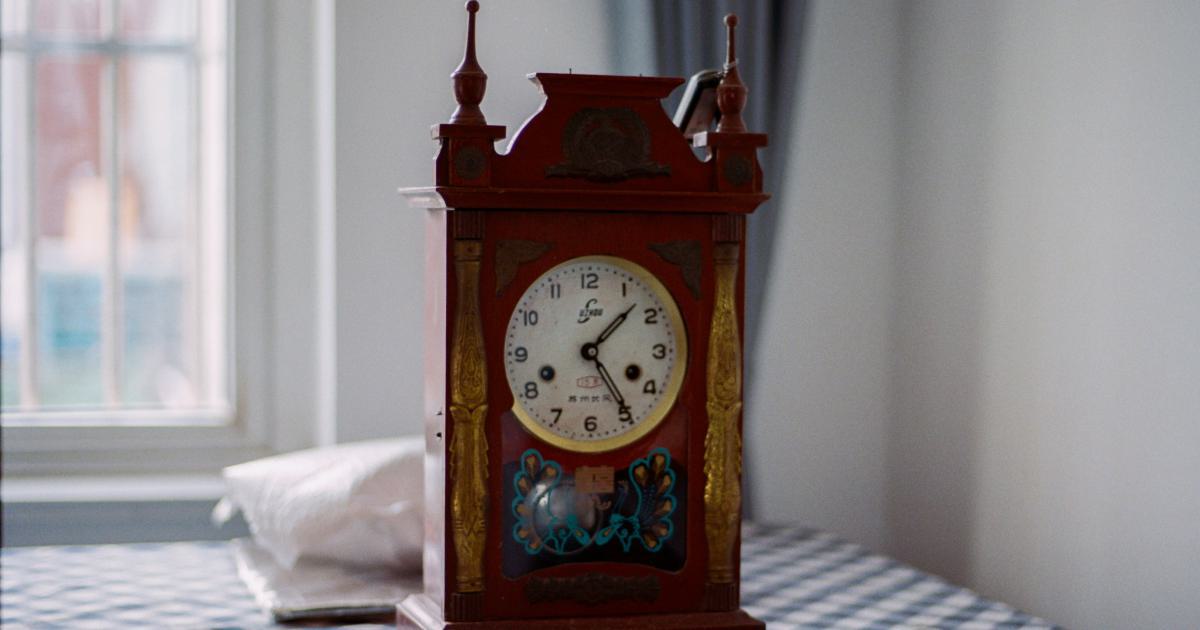 Réveil sur la table de nuit