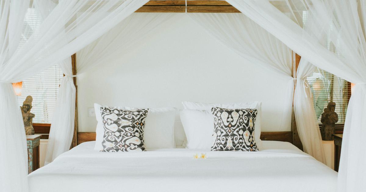 Couple se détendant sur un lit double confortable