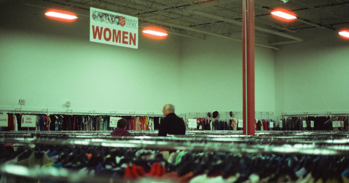 Femme choisissant un matelas en magasin