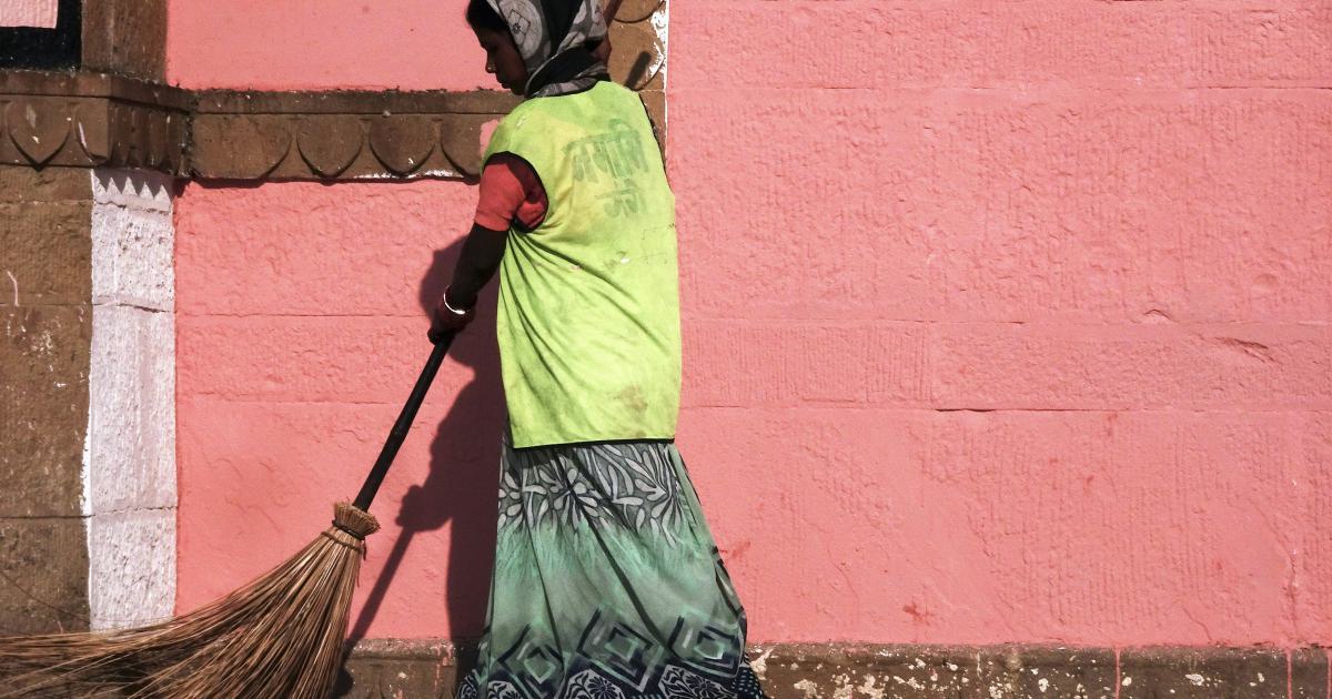 Femme en train de laver la housse de son matelas