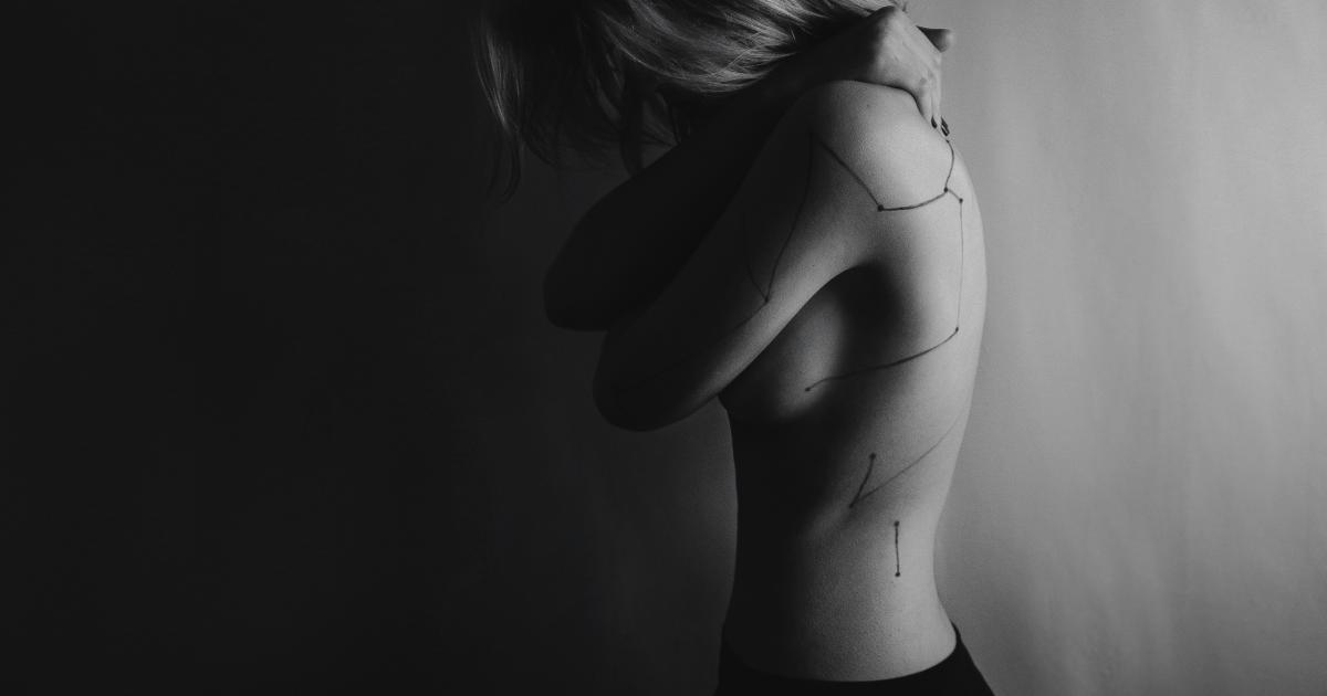 Femme avec des douleurs au dos