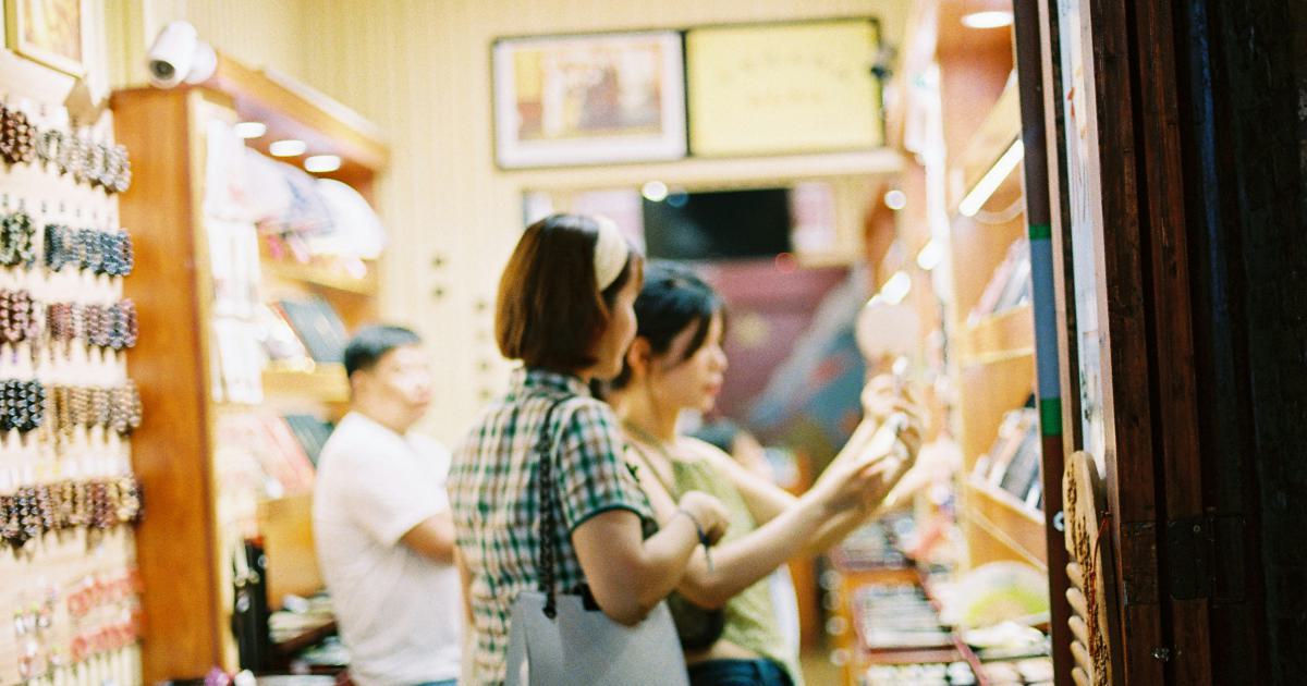 Couple choisissant un matelas dans un magasin