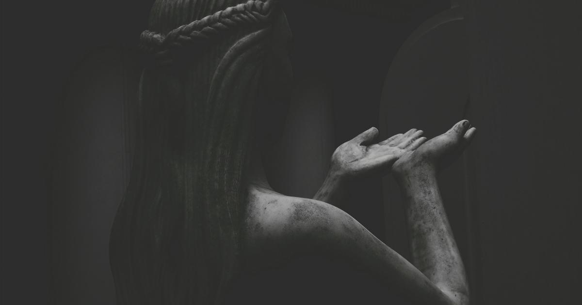 Femme se réveillant sereinement