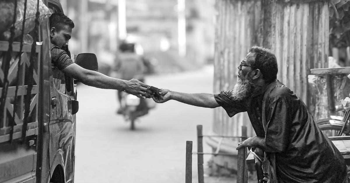 Homme allongé sur un matelas avec soutien lombaire