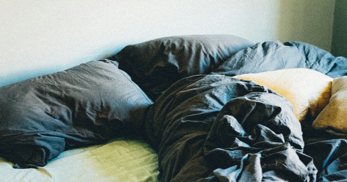 Personne confortable sur un matelas adapté