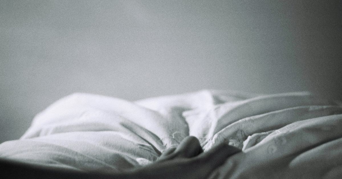 Personne souffrant de douleurs sur un matelas très ferme