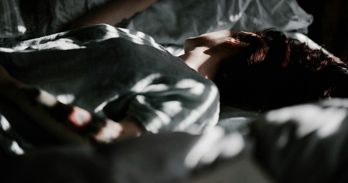 Femme endormie dans son lit