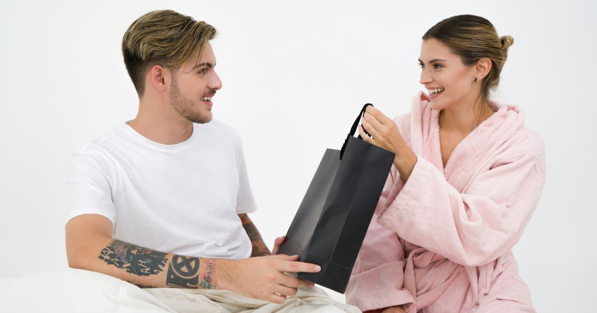 Couple choisissant un nouveau matelas ferme