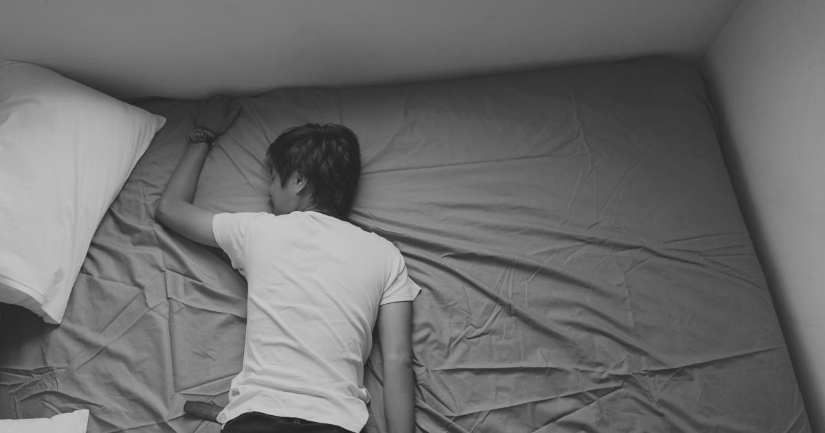 Personne retournant un matelas ferme