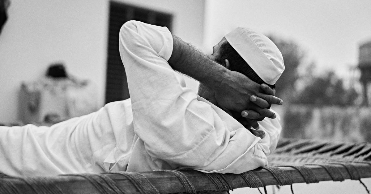 Homme testant un matelas en magasin