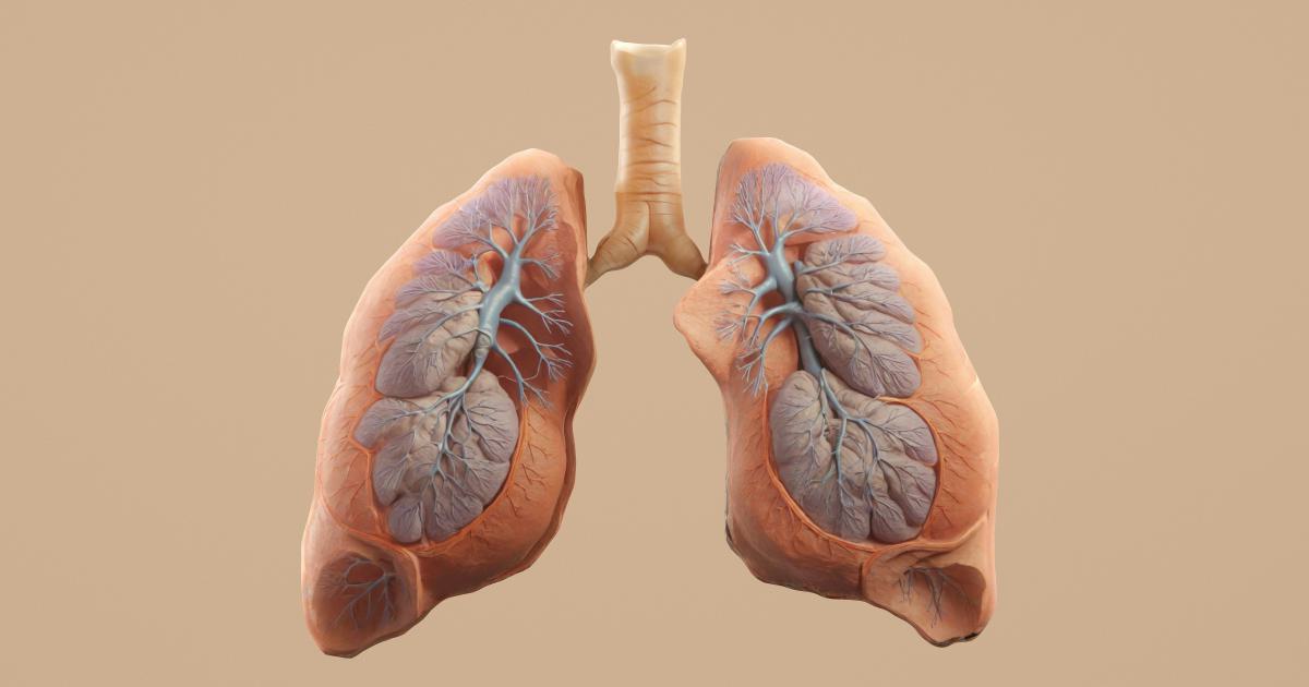 Femme respirant avec un inhalateur