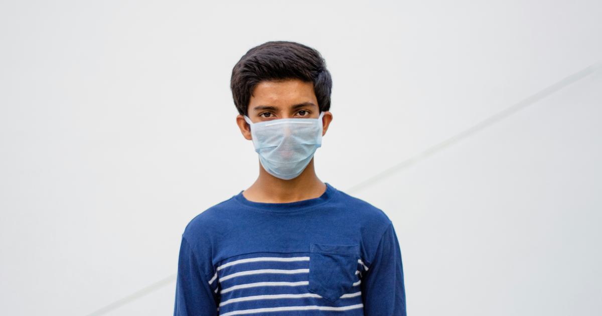 Personne éternuant à cause d'une allergie