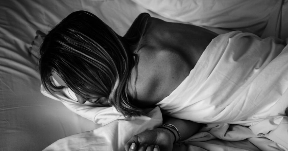 Femme endormie sereinement dans son lit