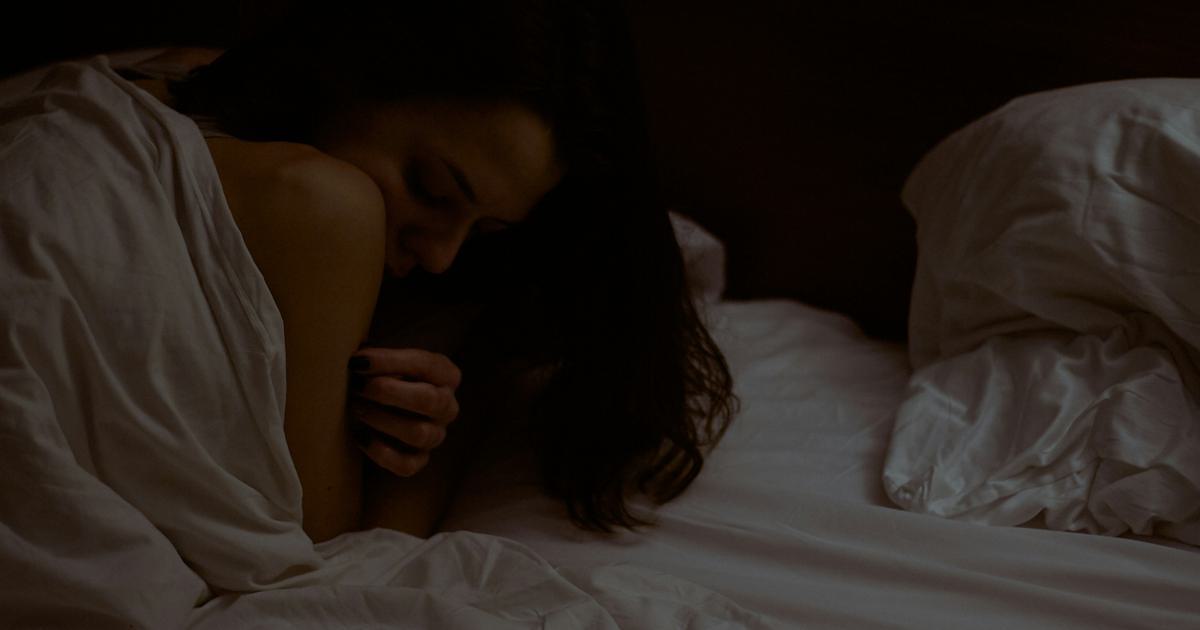 Femme fatiguée se réveillant dans son lit