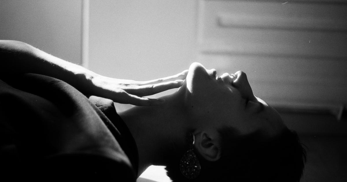 Femme relaxée dans son lit