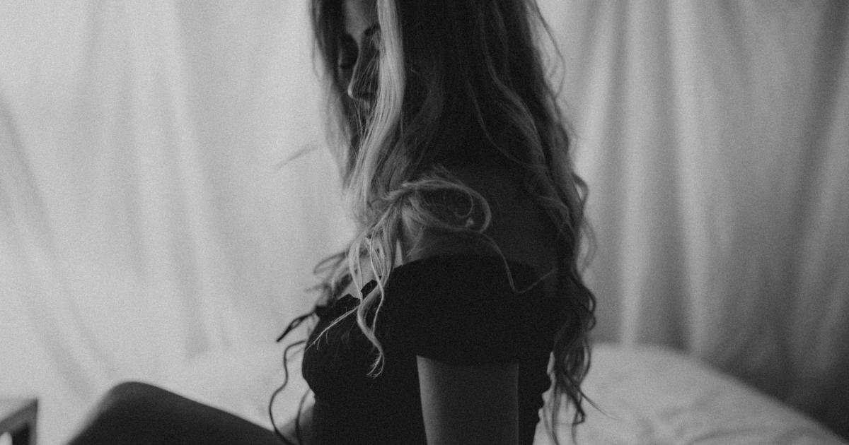 Femme se réveillant sereinement dans son lit