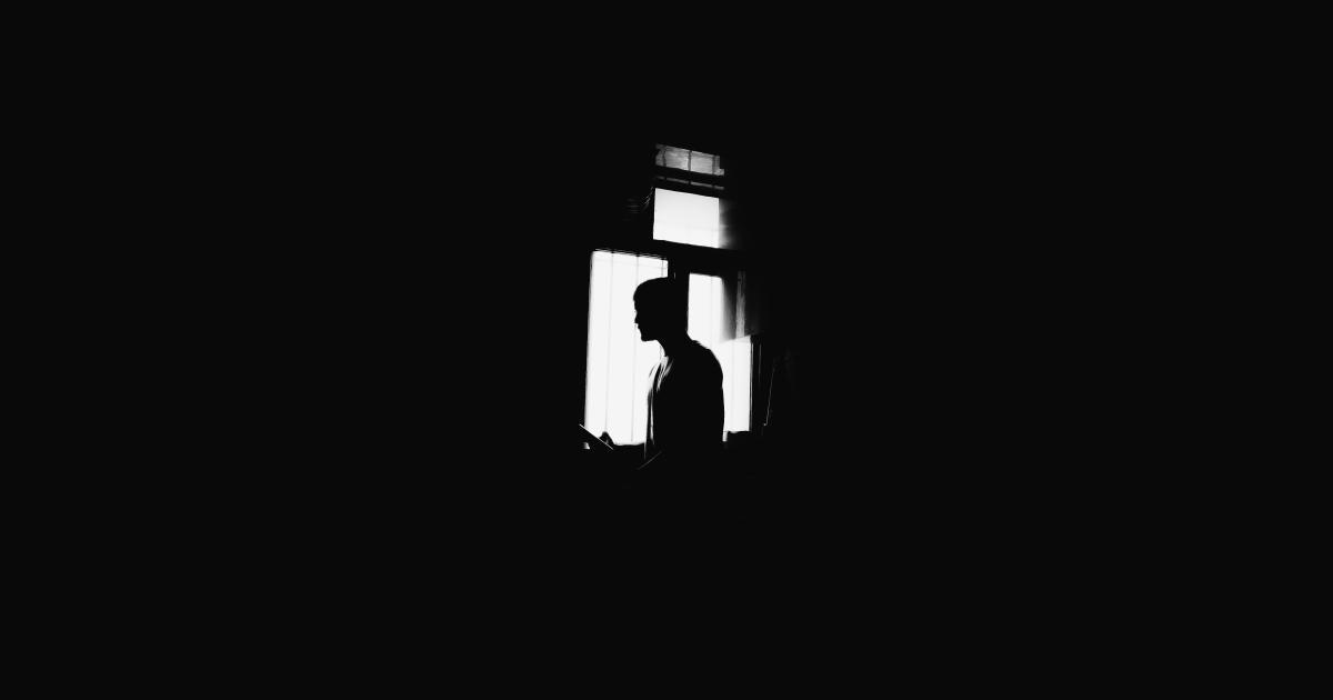 Homme se frottant le dos, soulagé