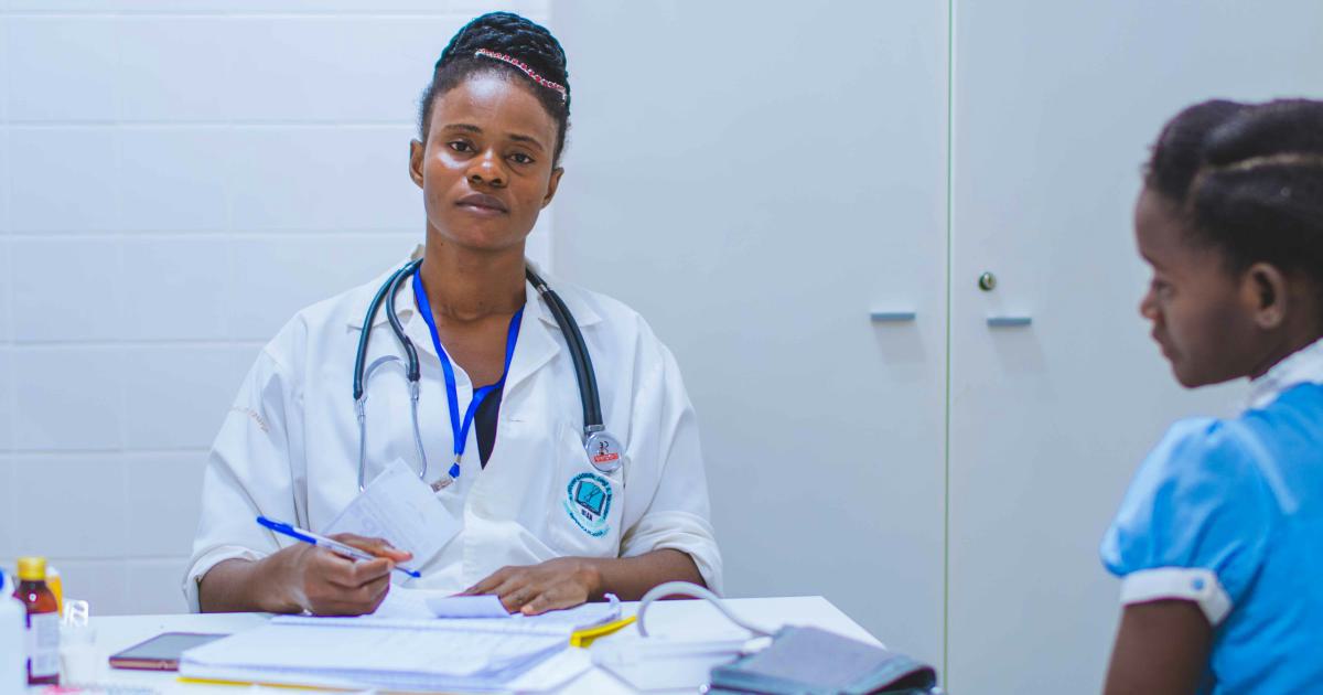 Femme consultant un professionnel de santé