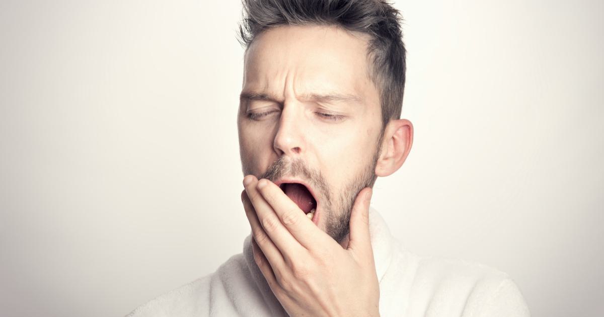 Homme fatigué au réveil