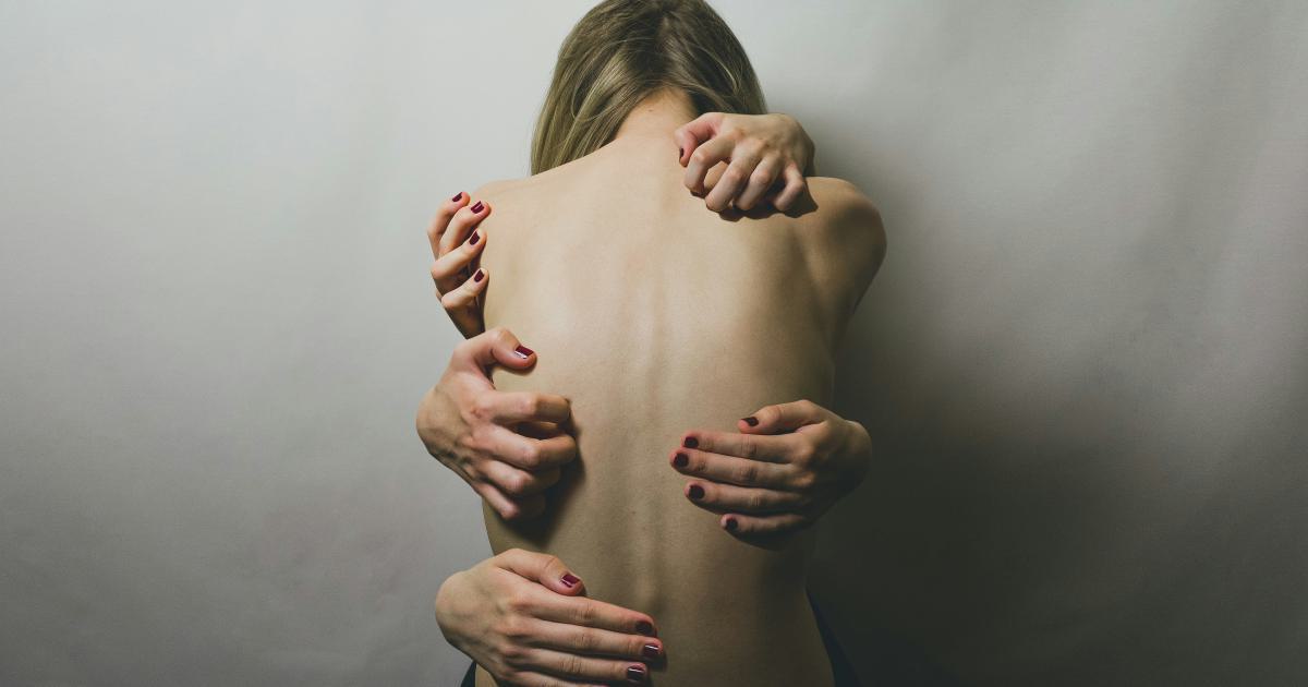 Femme avec des douleurs au dos