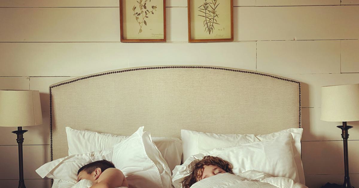 Couple se réveillant dans un lit douillet