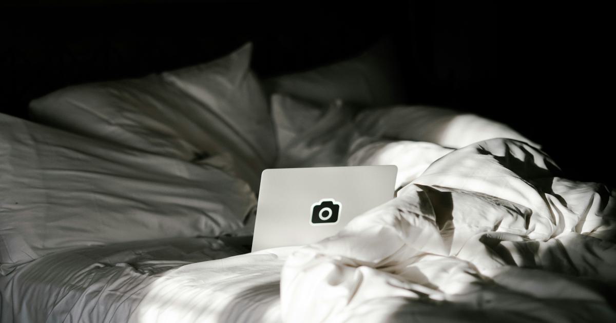 Homme Inquiet dans son Lit
