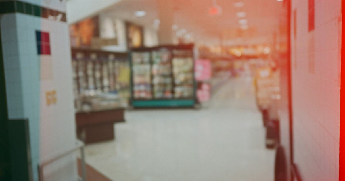 Illustration d'une personne essayant un matelas en magasin
