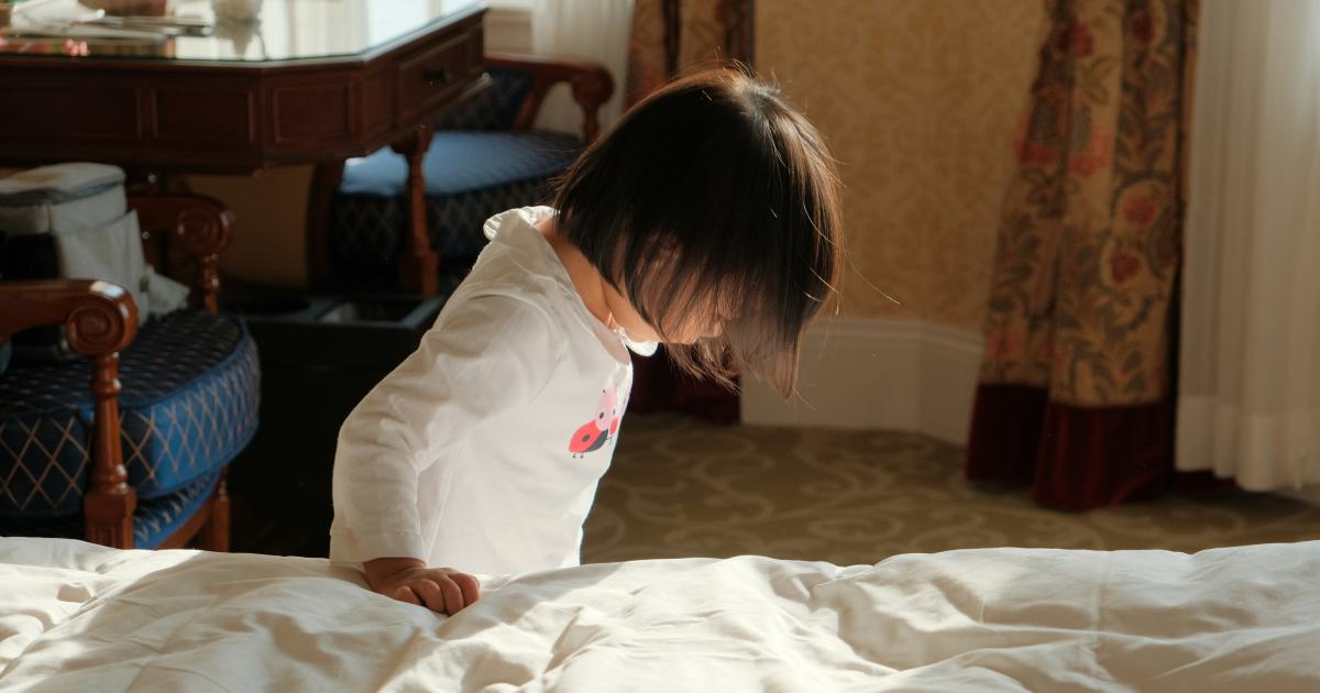 Enfant sautant sur un lit