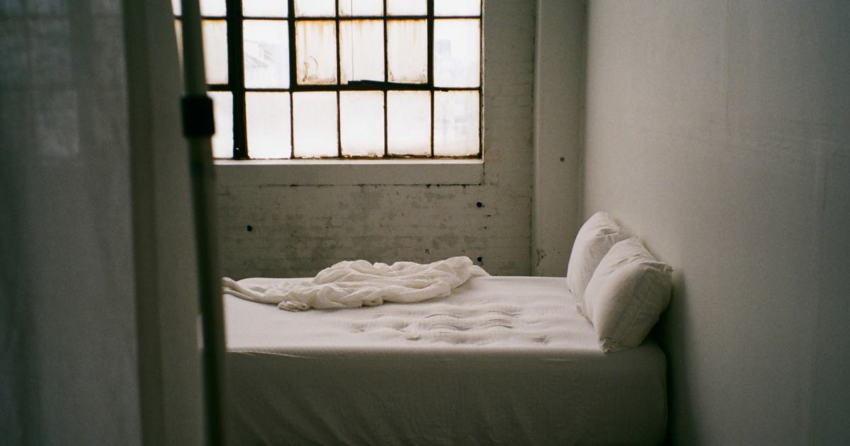 Espace dégagé autour d'un lit