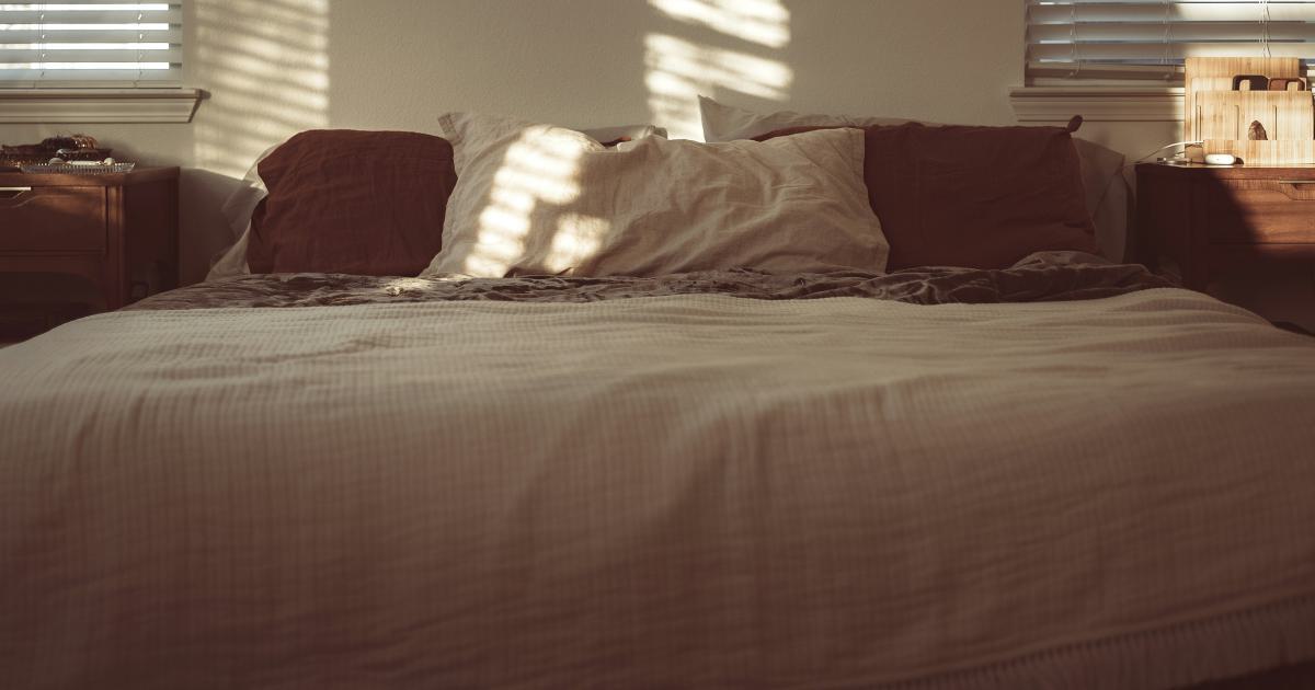Protège-matelas sur un lit
