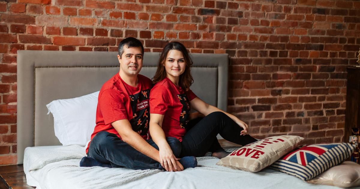 Couple choisissant un matelas