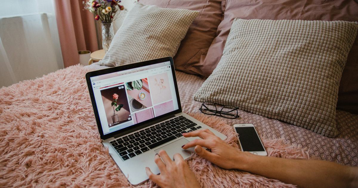 Ordinateur portable sur un lit