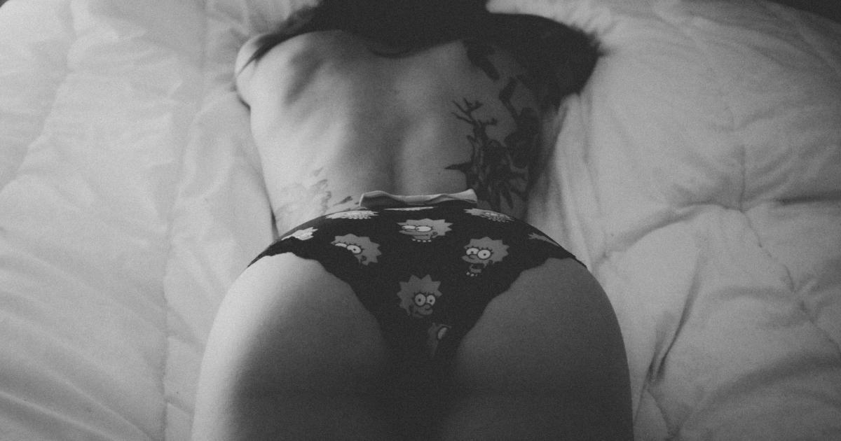 Femme se réveillant dans son lit confortable