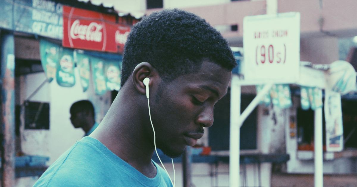 Homme mesurant les dimensions d'un lit