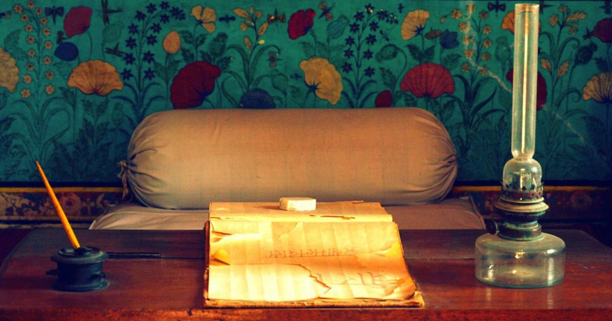 Gros plan sur le rembourrage d'un futon pliant et épais