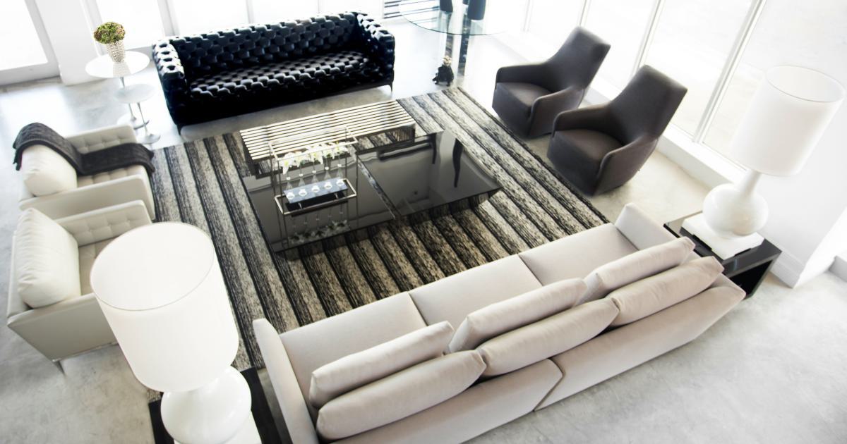 Différents styles de futons pliants et épais