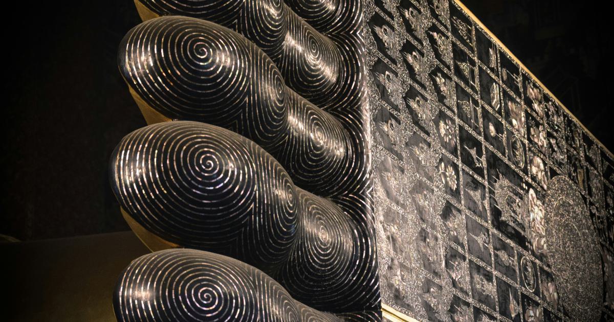 Gros plan sur les ressorts biconiques d'un matelas ancien