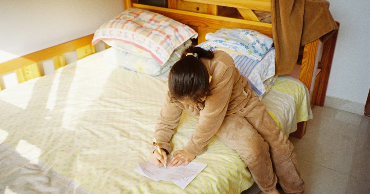 Personne dormant sur un matelas à ressorts biconiques