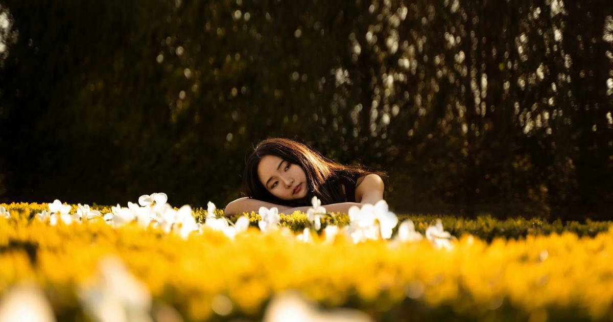 Femme heureuse et en bonne santé après une bonne nuit de sommeil