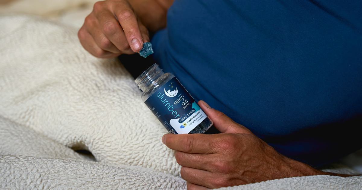 Personne ajustant la fermeté d'un matelas gonflable