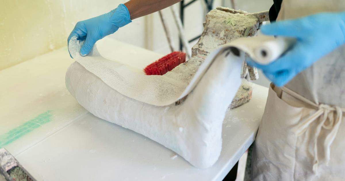 Personne réparant un matelas gonflable