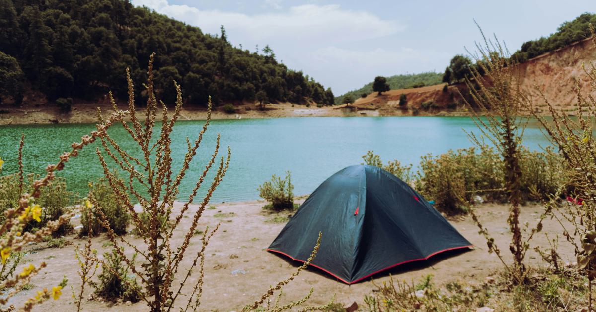 Tente sur le bord d'un lac