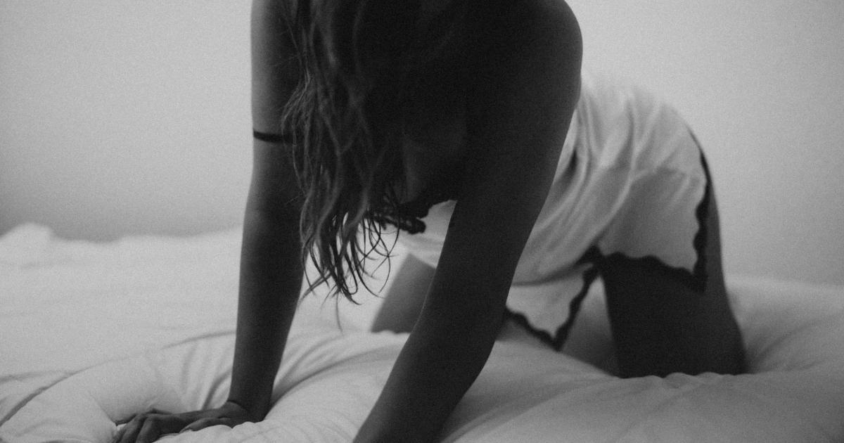 Femme sur un matelas gonflable épais dans une tente