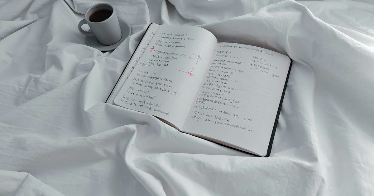 Personne se réveillant sereinement dans son lit