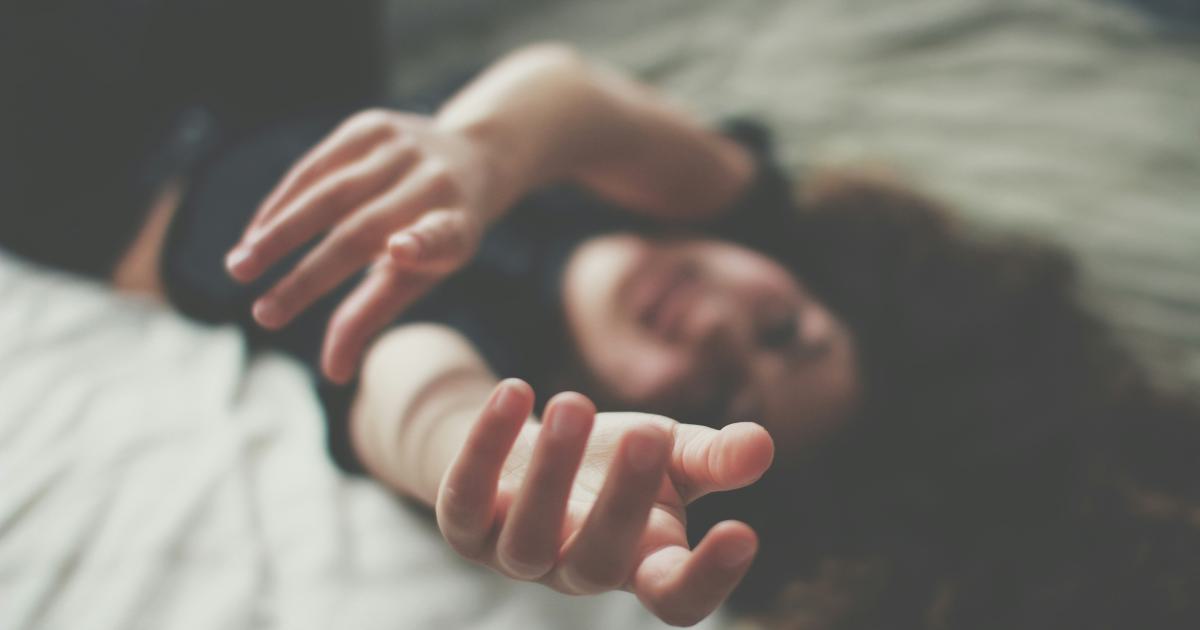 Deux personnes dormant sur un matelas en mousse à mémoire de forme