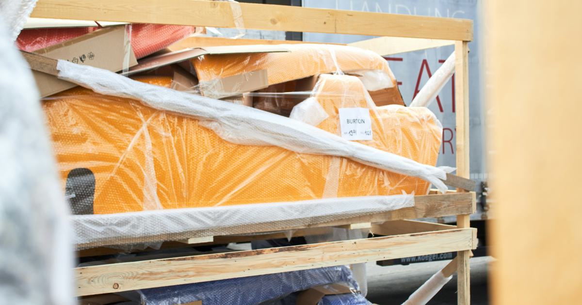 Homme testant un matelas dans un magasin