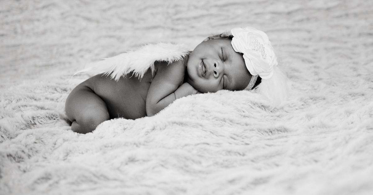 Bébé sur un matelas ferme