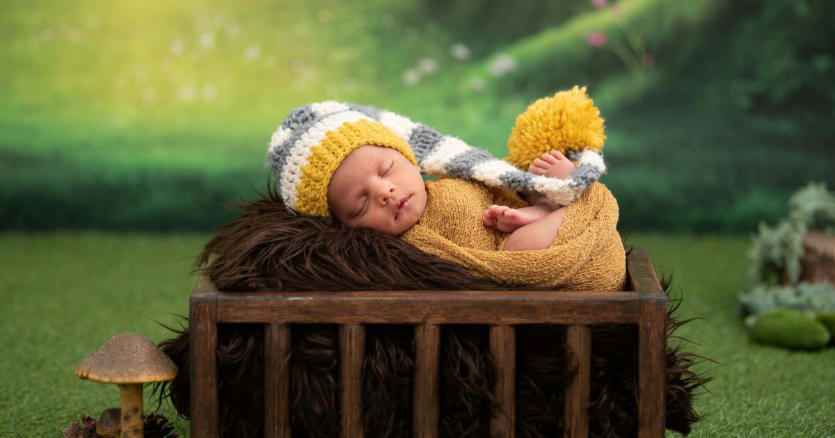 Bébé dormant dans un lit à barreaux
