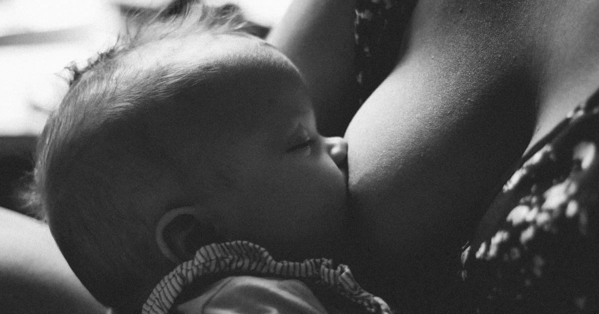 Bébé endormi sur le ventre