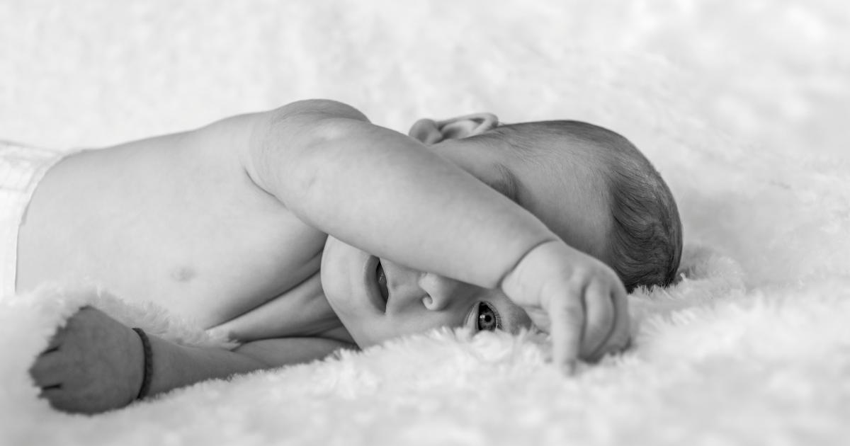 Bébé dormant sur un matelas bébé bio